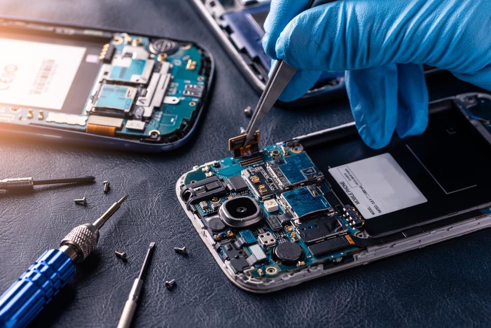 Ovi telefoni najčešće završavaju na servisima: Evo koji modeli prave najviše problema u Srbiji