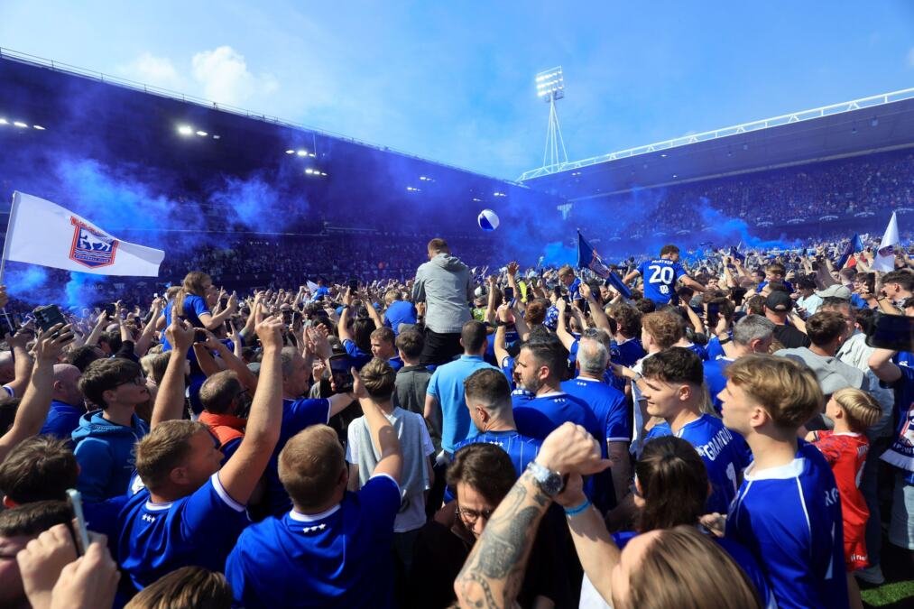 FEŠTA U IPSVIČ TAUNU - KLUB SE VRATIO U PREMIJER LIGU: Milvol, Sautempton, Midlsbro i Hal u plej-ofu Čempionšipa