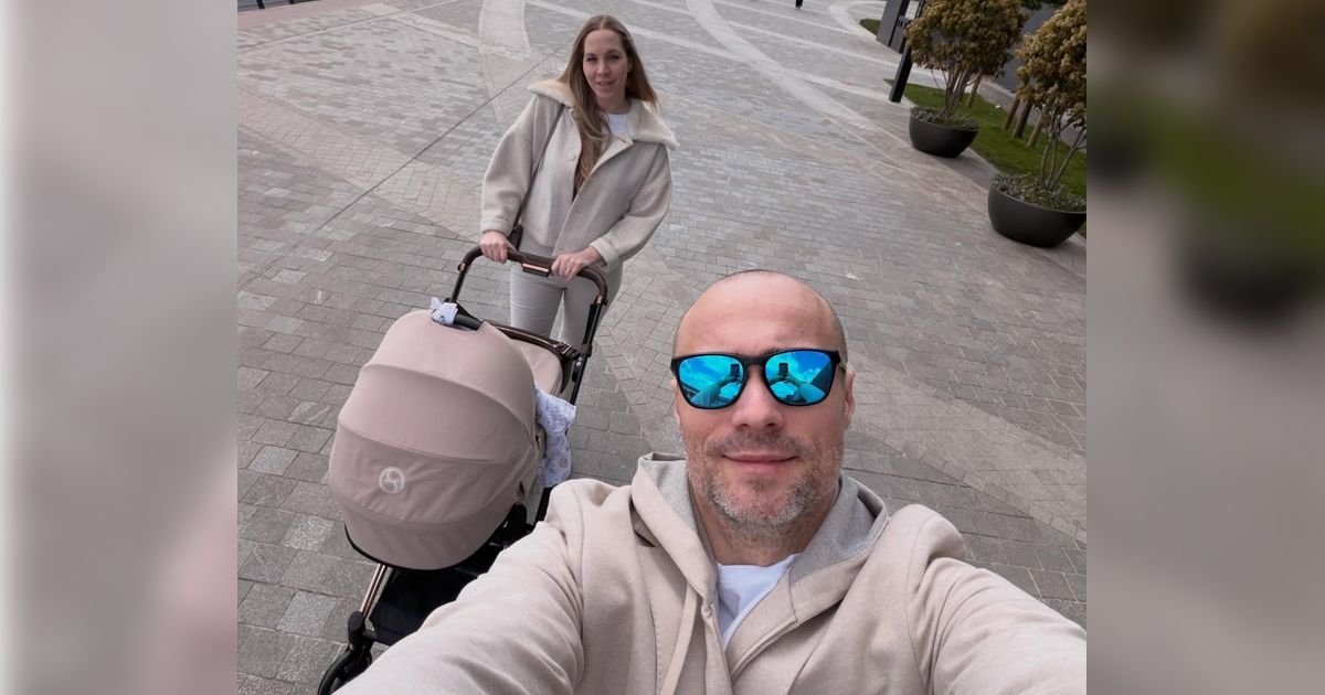 Dečja kolica od 150.000 za malu Taru: Aca Sofronijević i Kosana pokazali kako uživaju sa naslednicom