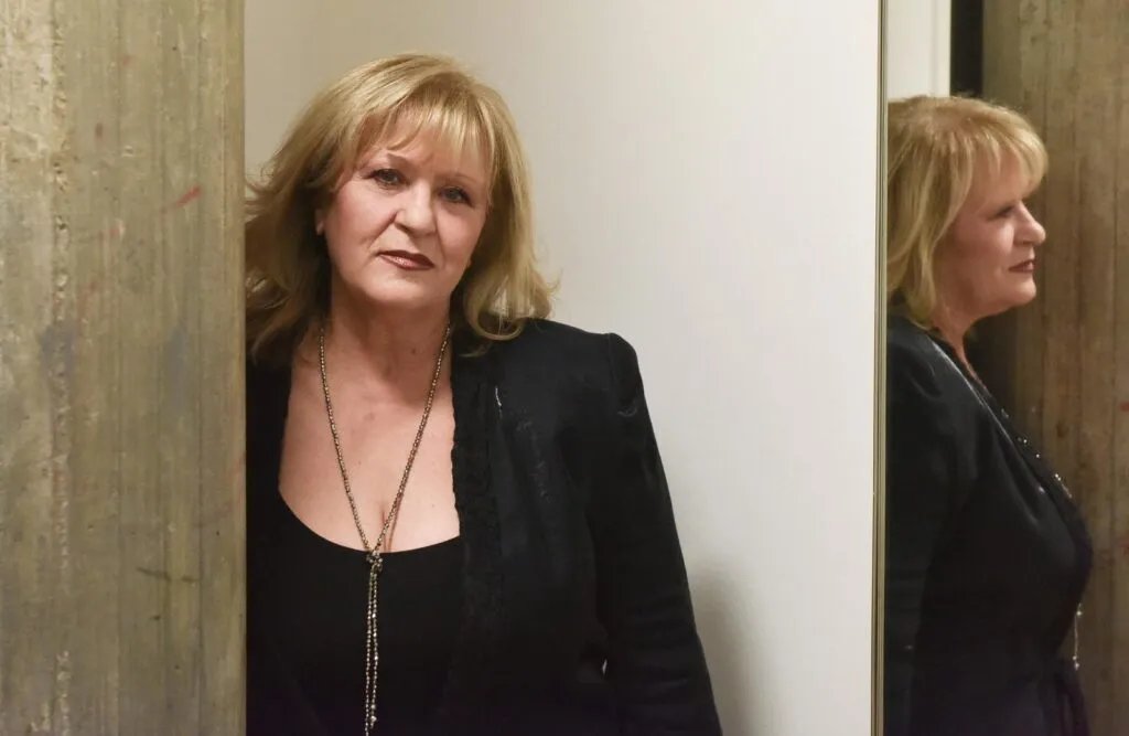 Mlada se udala, ostala samohrana majka, ćerka joj preminula: Teška sudbina pevačice koja je otpevala "Potraži me u predgrađu"