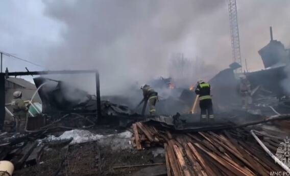 TRAGEDIJA KOJA JE POTRESLA RUSIJU: Roditelji, četvoro dece i baka nastradali u stravičnom požaru (VIDEO)