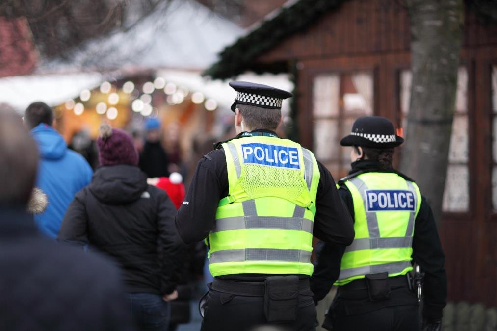 LONDONSKI POLICAJCI DELILI TELEFONOM FOTOGRAFIJE TELA SA UVIĐAJA! Usledila su čudna objašnjenja zašto su to radili