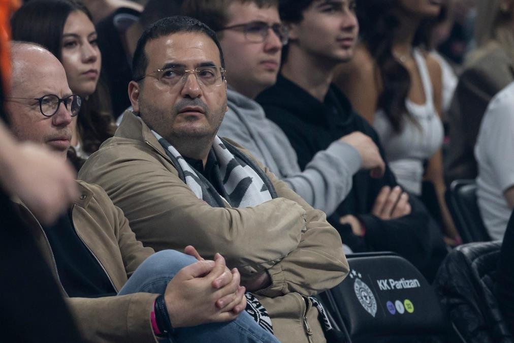 BOGATI VLASNIK HAPOELA DOŽIVEO PAKAO TOKOM LETA! Jato ptica razbilo staklo na njegovom privatnom avionu - usledila je prava drama!