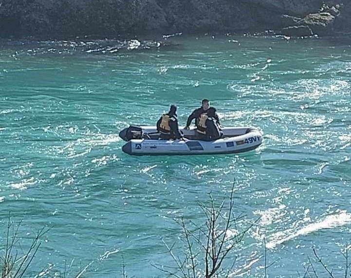 UŽAS NA SKADARSKOM JEZERU: Čamac se prevrnuo, jedan muškarac POGINUO, drugi uspeo da se izvuče, treći se vodi kao NESTAO
