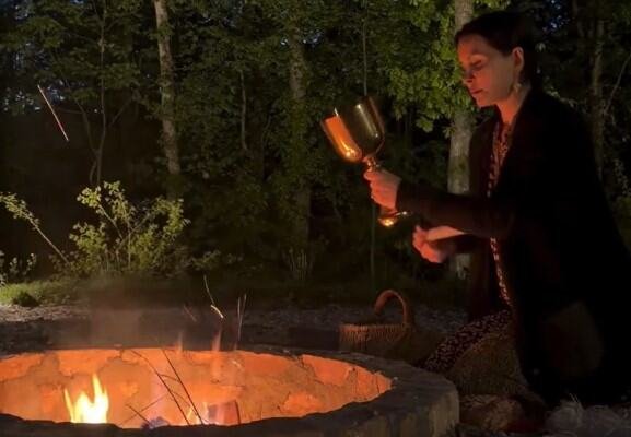 U RUCI ZLATNI PEHAR I KRZNO, ISPRED NJE KAMENO OGNJIŠTE I MRAK! Elena Karić usred šume izvodi rituale: Evo šta je obeležavala (FOTO)