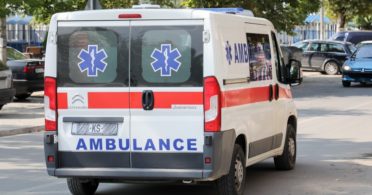 Kobni pad sa prvog sprata u Mitrovici: Žena podlegla povredama, policija ispituje slučaj