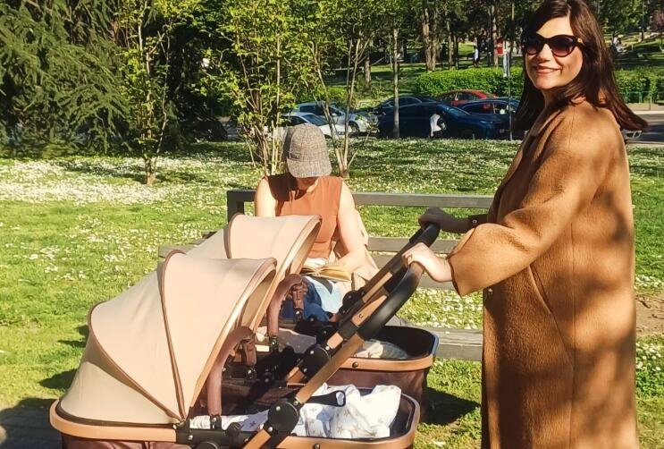 Sofija Juričan izvela blizance u šetnju: Rodila ih u 45. godini, a sad pokazala kako izgleda dva meseca nakon porođaja - blista od sreće (FOTO)