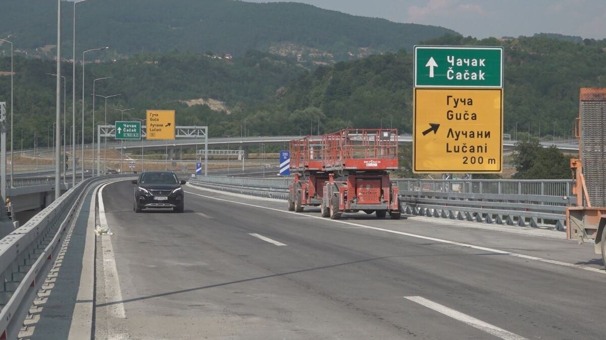PO PODNE SE OČEKUJU GUŽVE NA PUTEVIMA: Posebno na većini važnijih putnih pravaca i prilazima većim gradovima