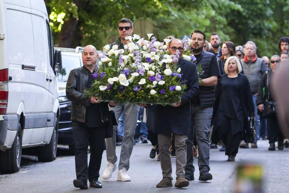 VELIKA TUGA ISPRED RIBNIKARA! Jecaji majki slamaju i kamen: Red pred školom se ne zaboravlja, DANAS SRBIJA PLAČE!