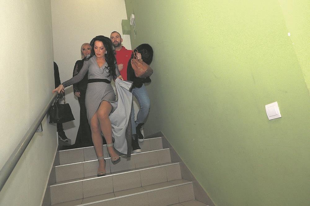 "ĆERKO, SKINI SE DA TI VIDE GRUDI!" Pevačica terala naslednicu da se skida pred drugaricama: Liče na moje kad sam bila mlada