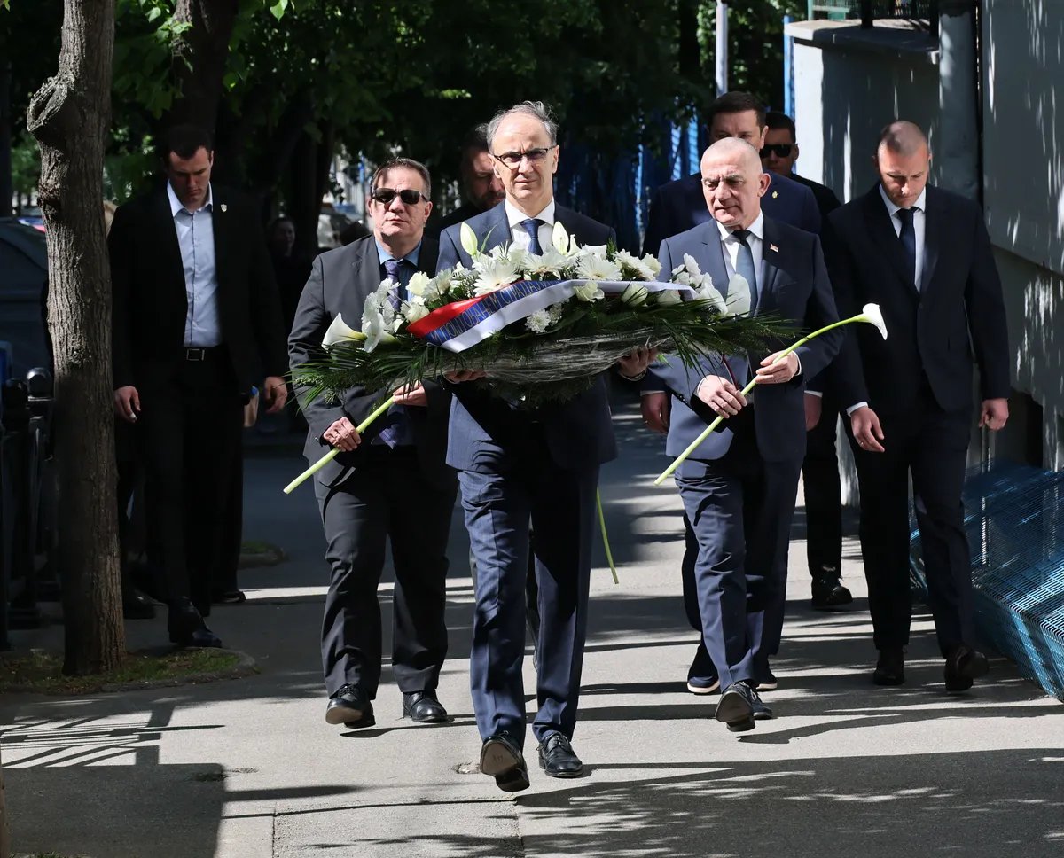 Premijer Macut položio venac i odao poštu stradalima u "Ribnikaru"