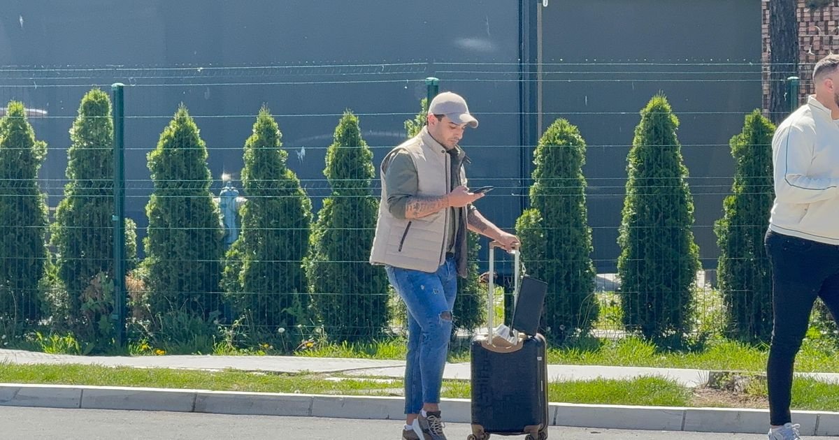 Darko Lazić nakon porodične tragedije uhvaćen na aerodromu: Pevač utučen, vuče kofere, ON je sve vreme s njim