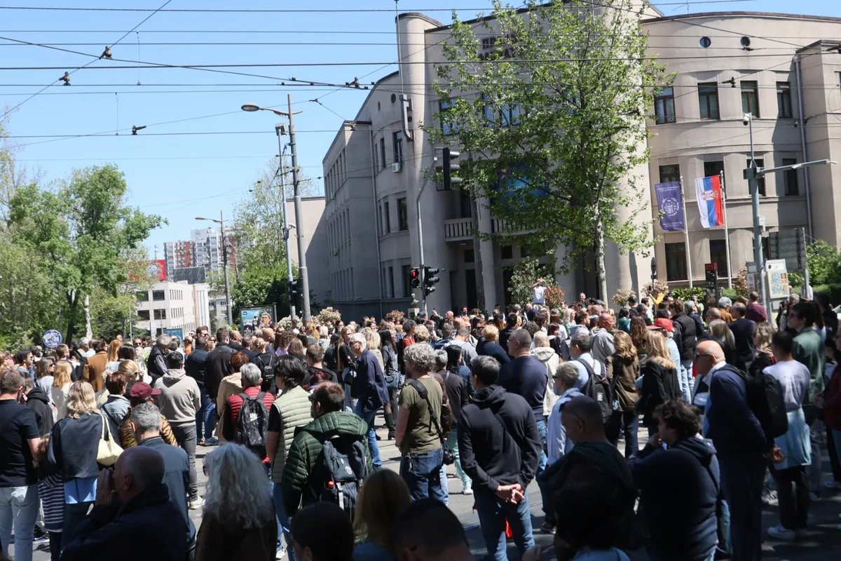 Studenti se okupili kod Pravnog i krenuli ka "Ribnikaru" kako bi odali poštu