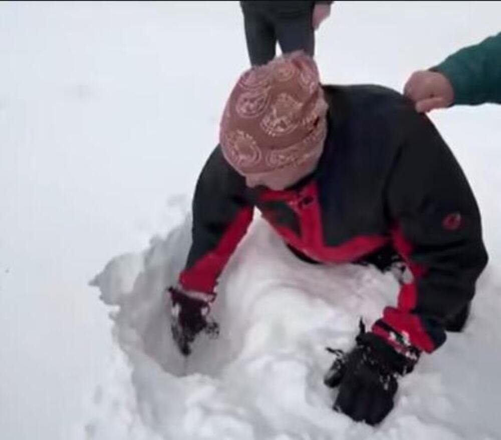 "Maj, a zima ne odustaje" Sneg veje li veje u ovom mestu, ljudi u neverici - napadao kao da je januar! (VIDEO)