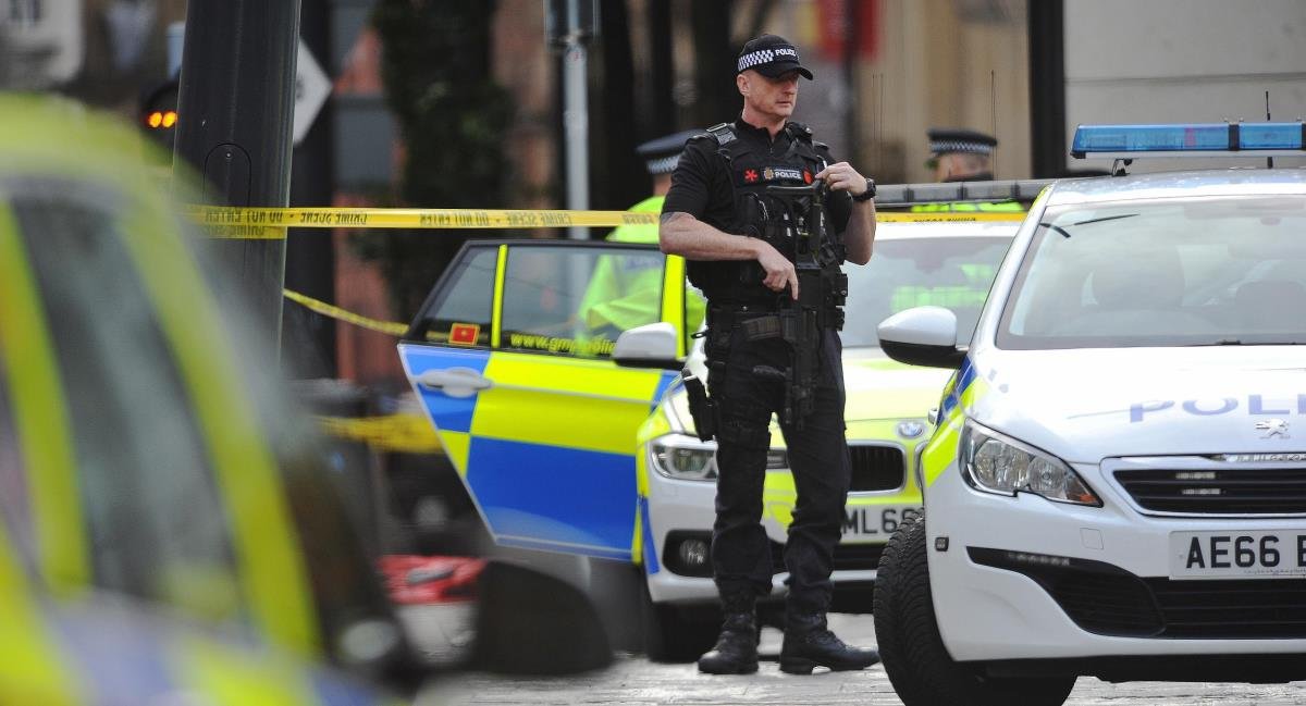 PUCNJAVA IZ VOZILA U LONDONU, IMA RANJENIH! Mladić (25) se bori za život, pogođen i penzioner! Sve vrvi od policije!