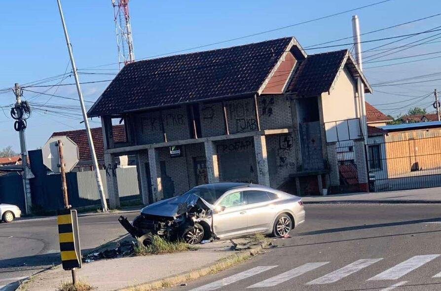 "ZAČUO SE JAK UDARAC I PRASAK" Težak udes u Kraljevu: Sleteo s puta pa se zabio u betonski stub, prednji deo smrskan (FOTO)