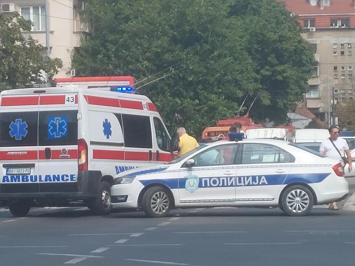 Automobilom prošao kroz crveno i udario u autobus na Novom Beogradu, povređene dve osobe