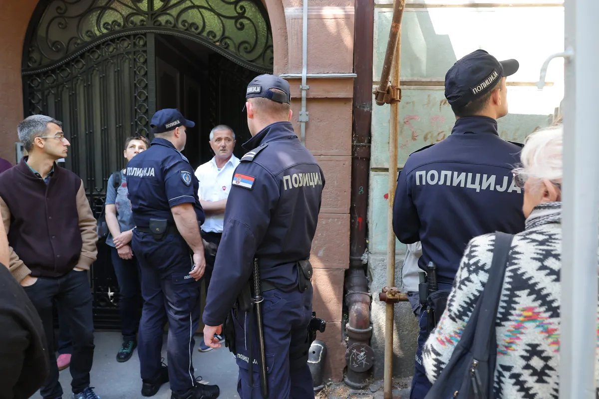 Objavljen snimak na kome se vidi trenutak kada je bačen topovski udar prilikom odavanja pošte stradalima u "Ribnikaru" VIDEO