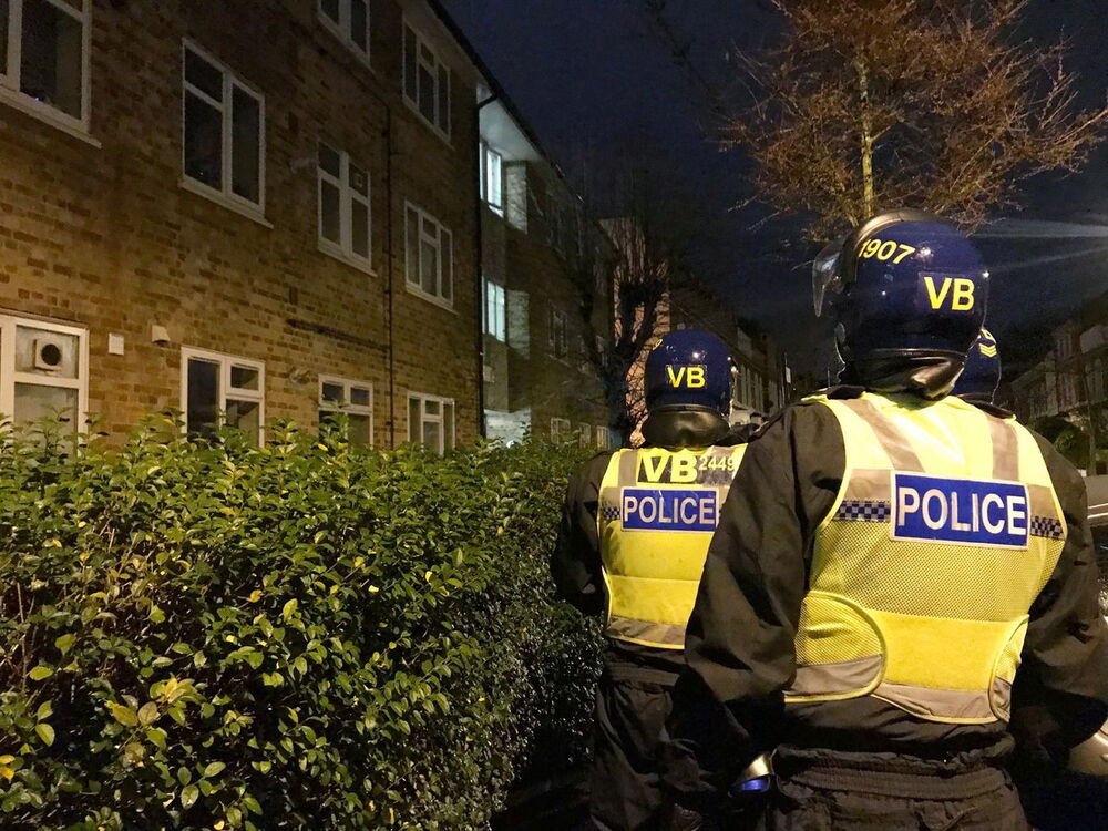 PUCNJAVA IZ VOZILA U LONDONU: Mladiću se bore za život, pogođen i penzioner, grad pun policije!