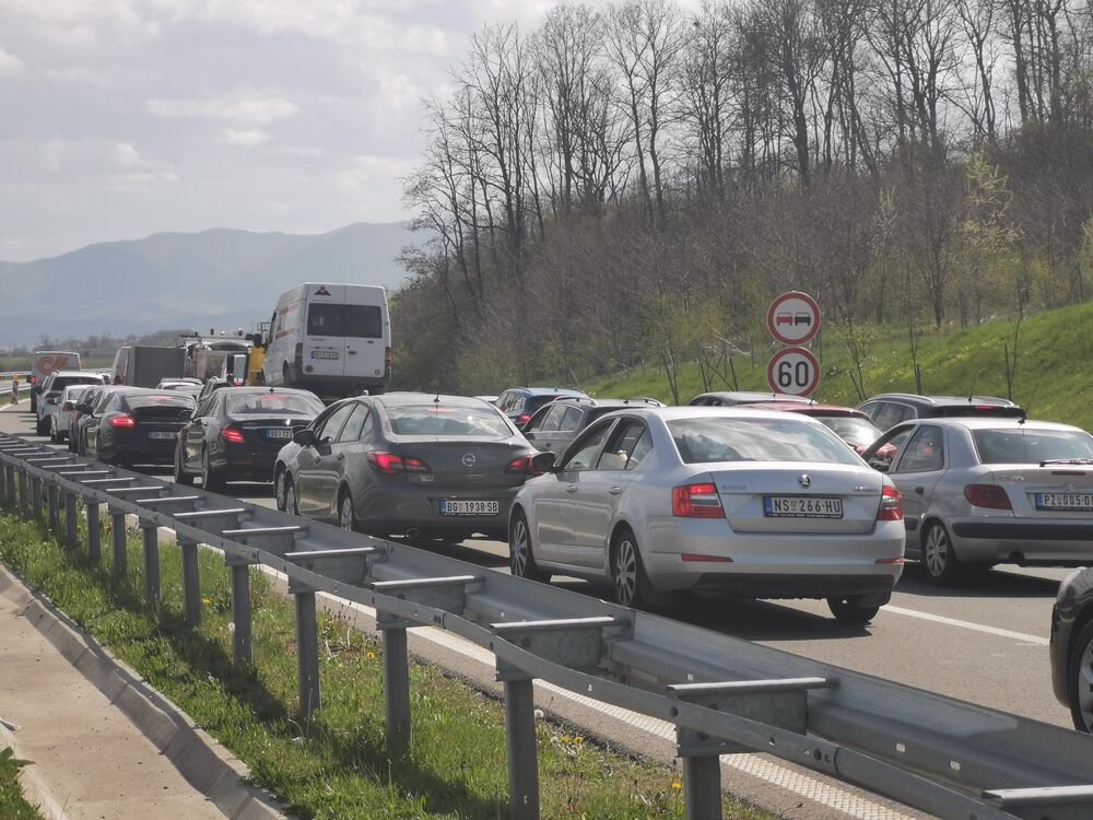 POTPUNI HAOS NA PUTEVINA ŠIROM ZEMLJE: Srbi završili sa prvomajskim praznicima - vozila jedva mile u kolonama