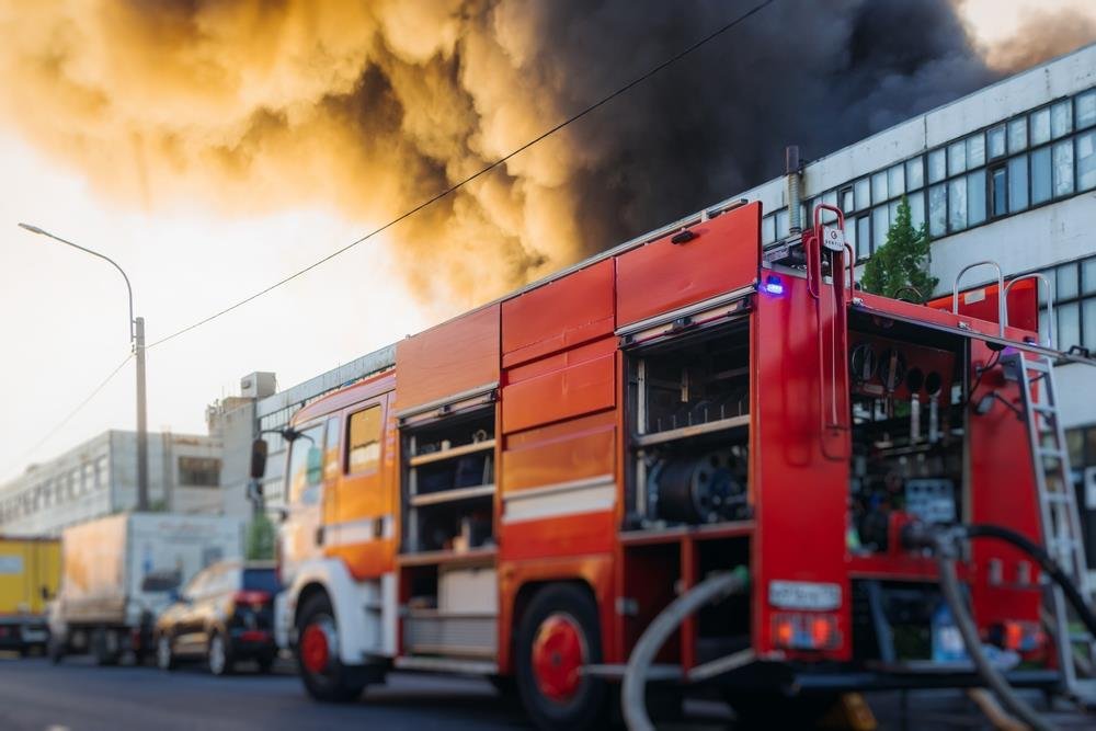 VELIKI POŽAR Z BAČKOJ PALANCI, CRNI DIM PREKRIVA GRAD Vatrogasne ekipe na terenu (FOTO)