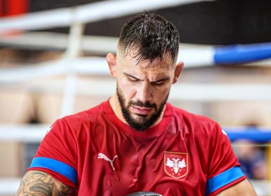 "DOĐI DA TE PROBUŠIM!" Aleksandar Rakić u dresu Srbije najavio UFC spektakl u Beogradu, pa bezobraznog navijača pozvao na sukob