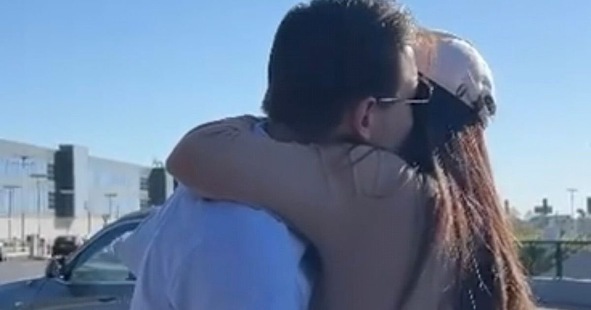 Tanju Savić sačekao 11 godina mlađi dečko: Muki kao pravi džentlmen dočekao pevačicu, pao je i sočan poljubac