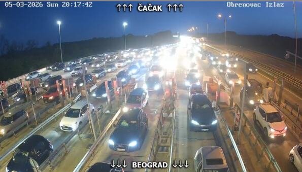 TOTALNI KOLAPS KA BEOGRADU, OVDE JE NAJKRITIČNIJE! Vozači zarobljeni u kilometarskim kolonama, na naplatnoj rampi kao na granici, došlo i do sudara (FOTO/VIDEO)