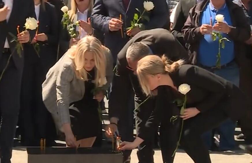 PORODICE ŽRTAVA IZ SRPSKE POLOŽILE RUŽE I SVEĆE, SARAJEVSKI KOMUNALCI IH SKLONILI Cveće bačeno u kontejnere