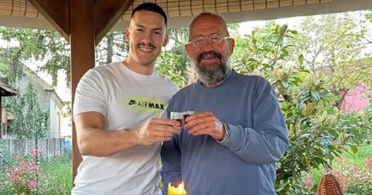 Slavlje u domu Bake Praseta: Jutjuber pozirao sa ocem sveštenikom, a čestitke samo pristižu