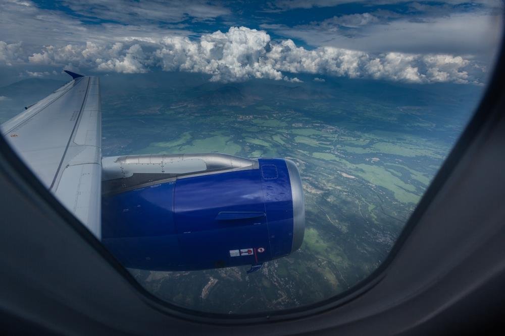 DRAMA U AVIONU, PUTNIK OTVORIO IZLAZ ZA SLUČAJ OPASNOSTI: Bizaran incident u Indiji, pilot odmah zaustavio letelicu! Evo šta se krije iza svega