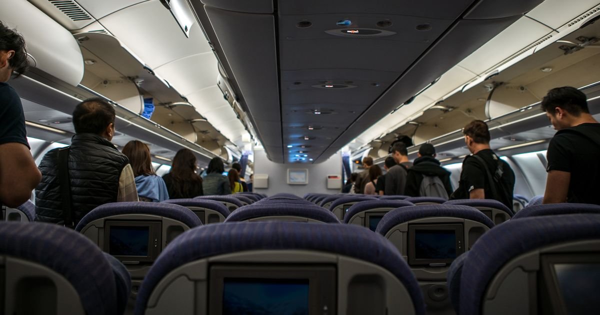 Sukob pijanih putnika "spustio" avion u Prištinu: Šok scena, bilo i pljuvanja, uletela albanska policija