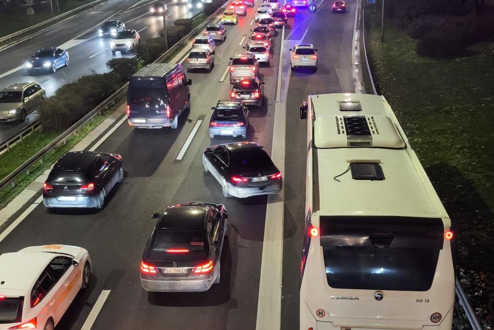 NA PUTEVIMA U HRVATSKOJ TOTALNI HAOS Kolone duge i po 10 kilometara: "Sramota, a čeka nas još gora katastrofa!"