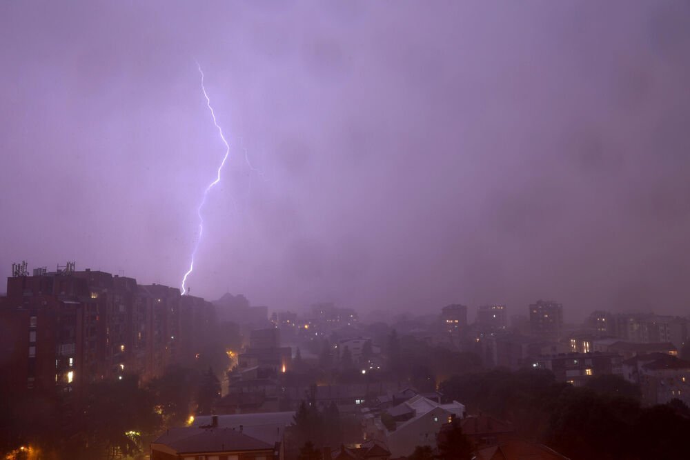 Prvo mraz i minus u Srbiji, najavljeni pljuskovi s grmljavinom, a onda preokret: Temperatura će ići do 30 stepeni!