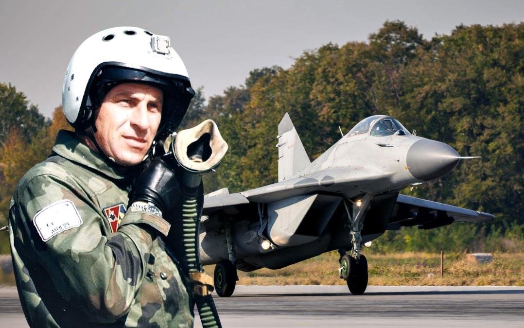 "Vidim ih, ali vide i oni mene! Imaju me!" Zavladao je tajac: Pilot Milenko Pavlović je svojim činom spasao i život mladom oficiru