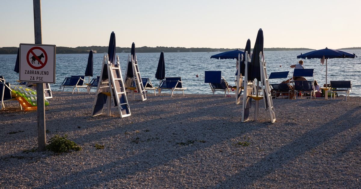 RIZIK U PLIĆAKU! Posetioci plaže na Jadranu zatečeni prizorom koji svima može da POKVARI LETOVANJE