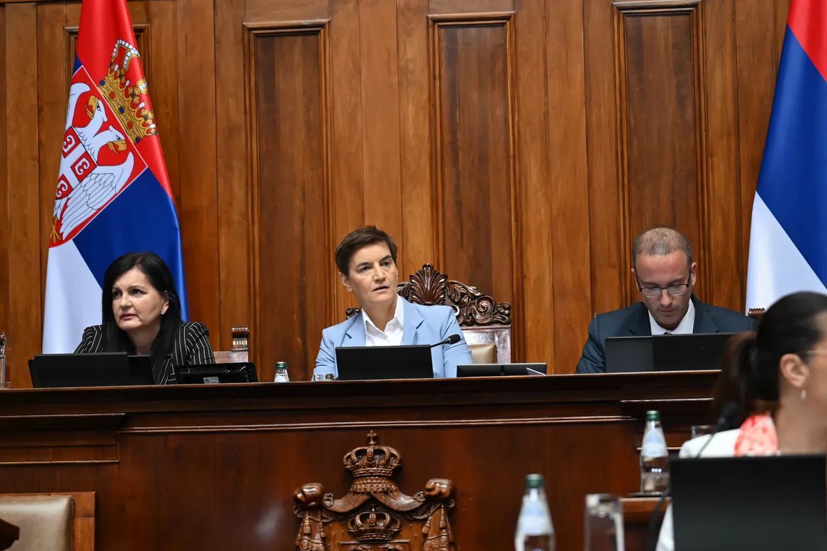 DS optužio Brnabić da je iz njihovog poslaničkog kluba u skupštini "ukrala" transparent "Studenti pobeđuju"