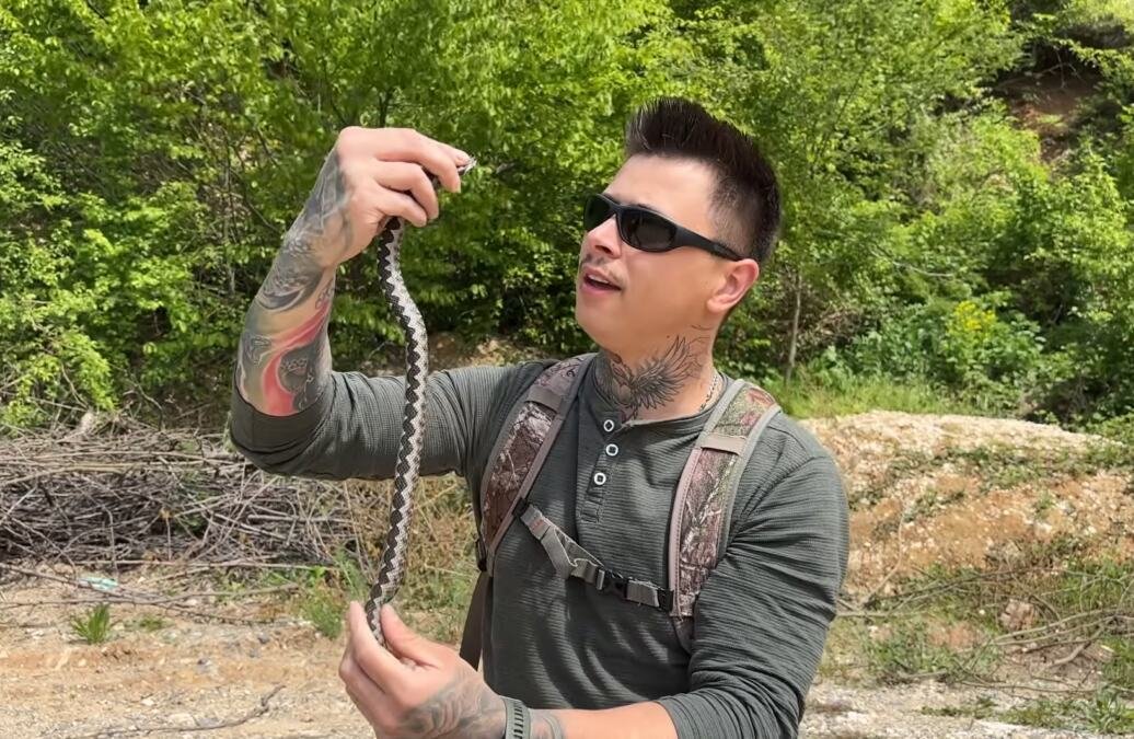 INFLUENSER IZ BOSNE UHVATIO VELIKOG POSKOKA! Kad vidite šta radi sa zmijom naježićete se (VIDEO)