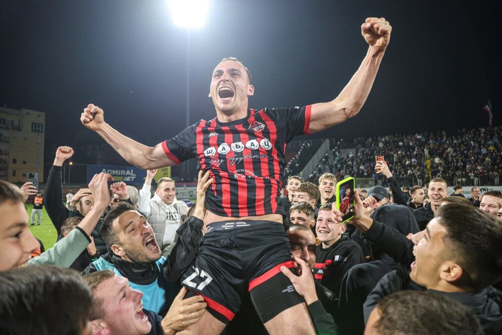 SCENE ZA PAMĆENJE OBIŠLE SRBIJU, EVROPU I SVET: Navijači na terenu, baklje, atmosfera u fazi KLJUČANJA... Ovako se slavi povratak u Super ligu! (FOTO, VIDEO)