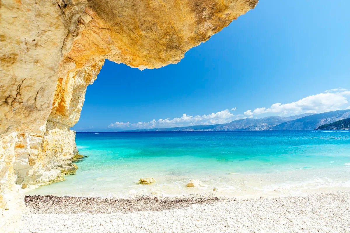 Izabrana je najbolja plaža u Evropi i zaista izgleda kao iz bajke, ali turistima iz Srbije jedna stvar kod nje mnogo smeta