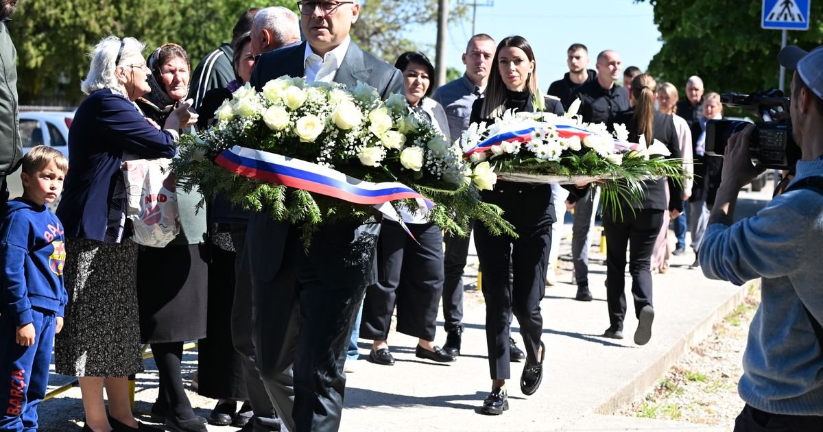 Mesarović i Vučević položili vence u Malom Orašju povodom godišnjice masovnog ubistva
