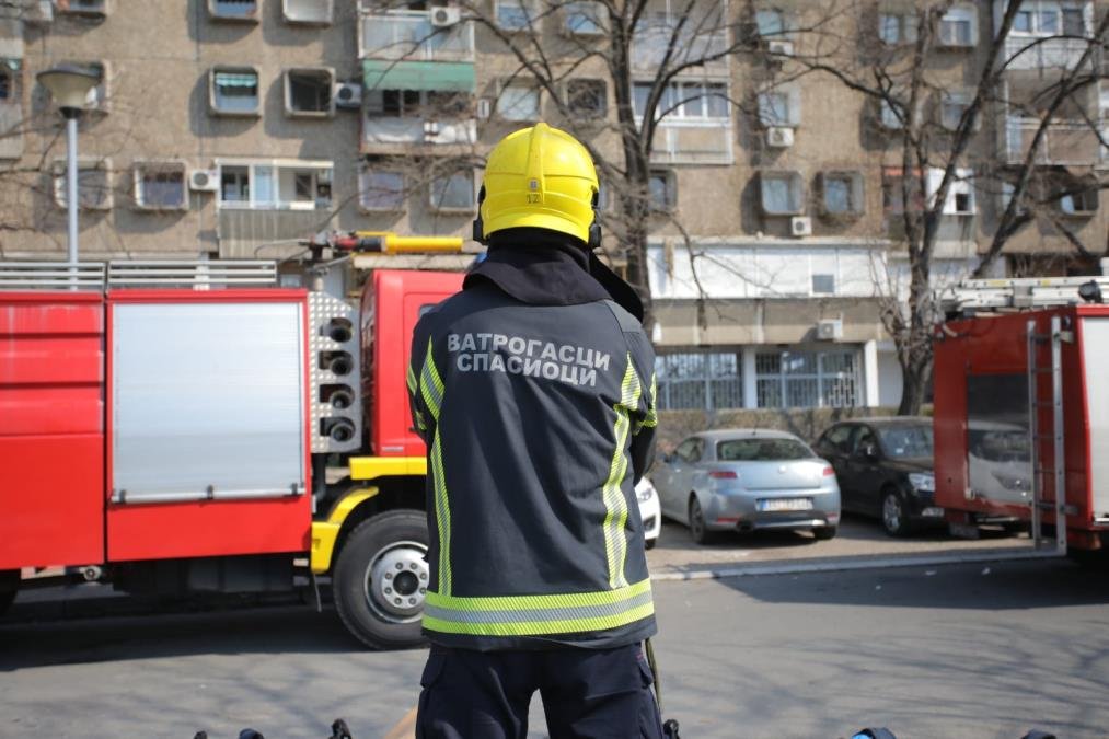 APARAT ZA KAFU ZAPALIO STAN, NASTRADALA ŽENA: Progovorili stanari zgrade na Voždovcu, telo komšinice nađeno u kuhinji!