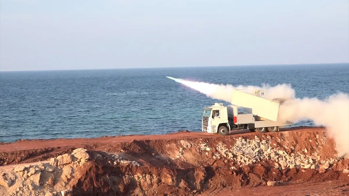 Iran tvrdi da je pogodio američki ratni brod u Ormuskom moreuzu