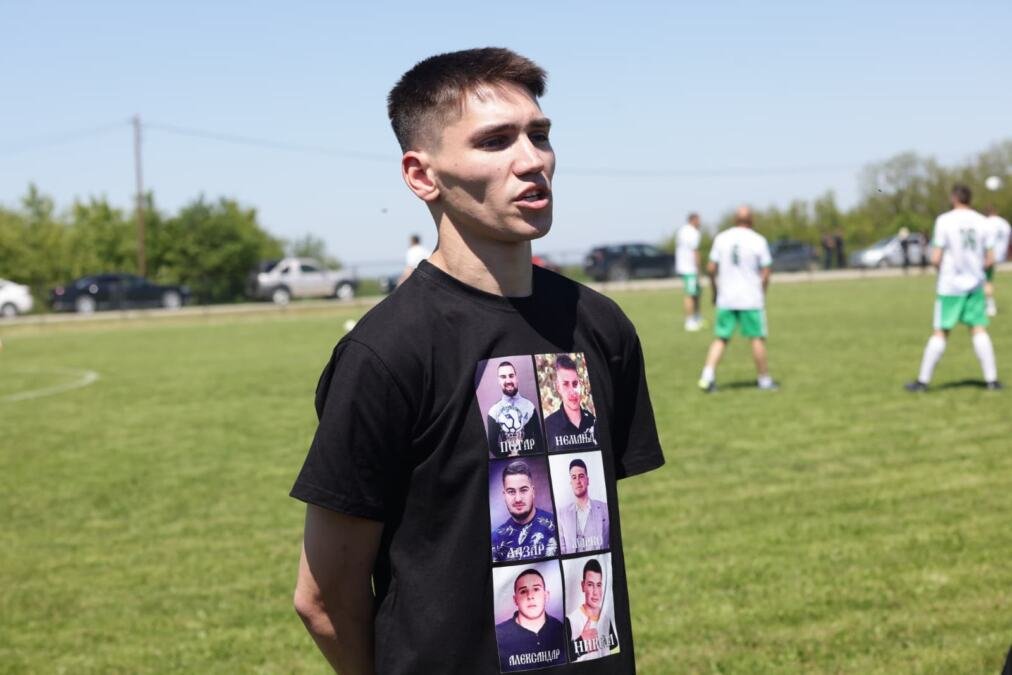NEMANJA PREŽIVEO METKE MONSTRUMA, DANAS PRVI PUT POSLE 3 GODINE ŠUTNUO LOPTU: Otvorio memorijalnu utakmicu u Malom Orašju u čast nastradalih prijatelja (video)