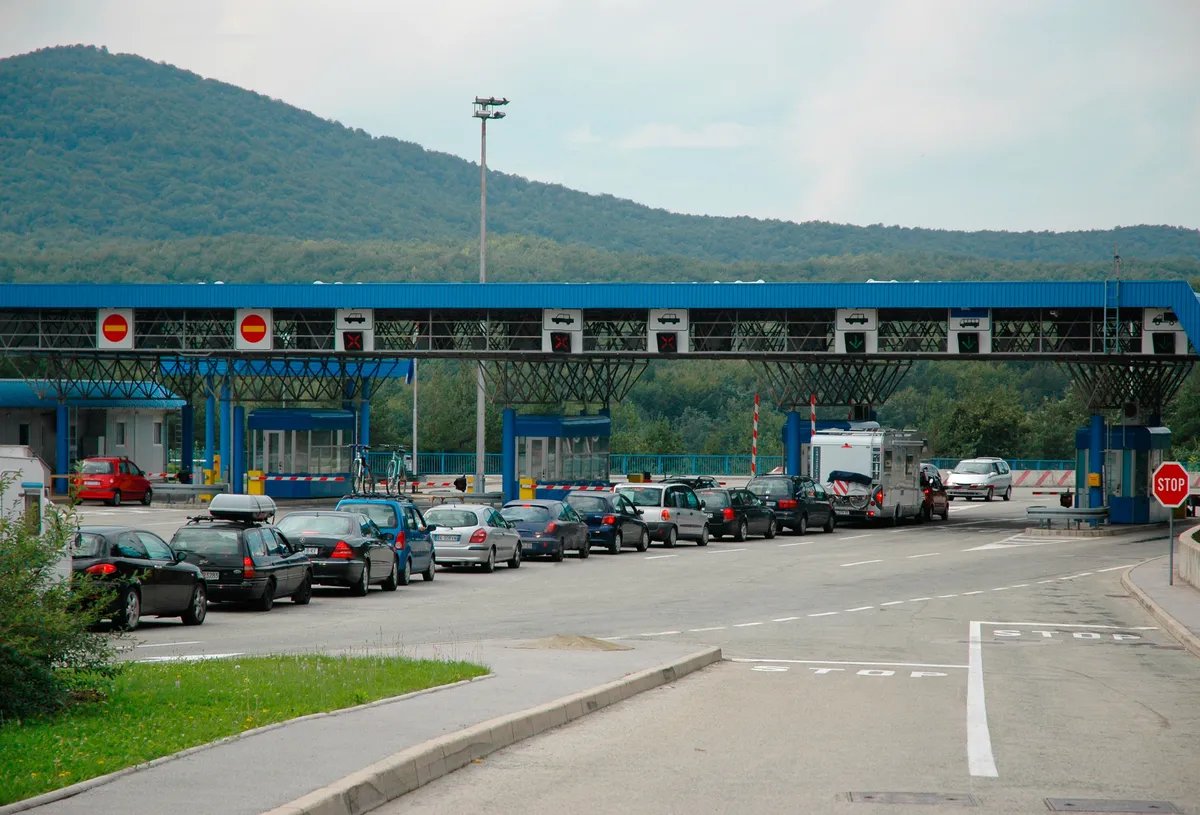 Novi obrt: Posle Grčke, još 2 države razmatraju da ukinu EES sistem za Srbe na leto