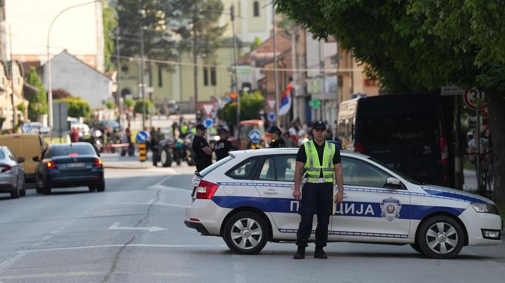 PRVO IZAZVAO UDES, PA TUKAO POLICAJCA: Totalni haos u Beogradu!
