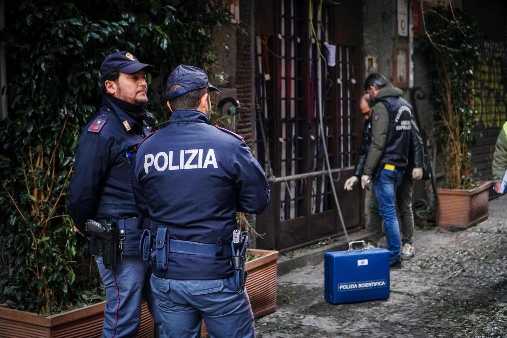 SRBIN POKUŠAO FILMSKU PLJAČKU U CENTRU VERONE I SA VREDNIM PLENOM BEŽAO OD POLICIJE: Razbio izlog pa usledila potera, ekspresno ga stigla kazna!