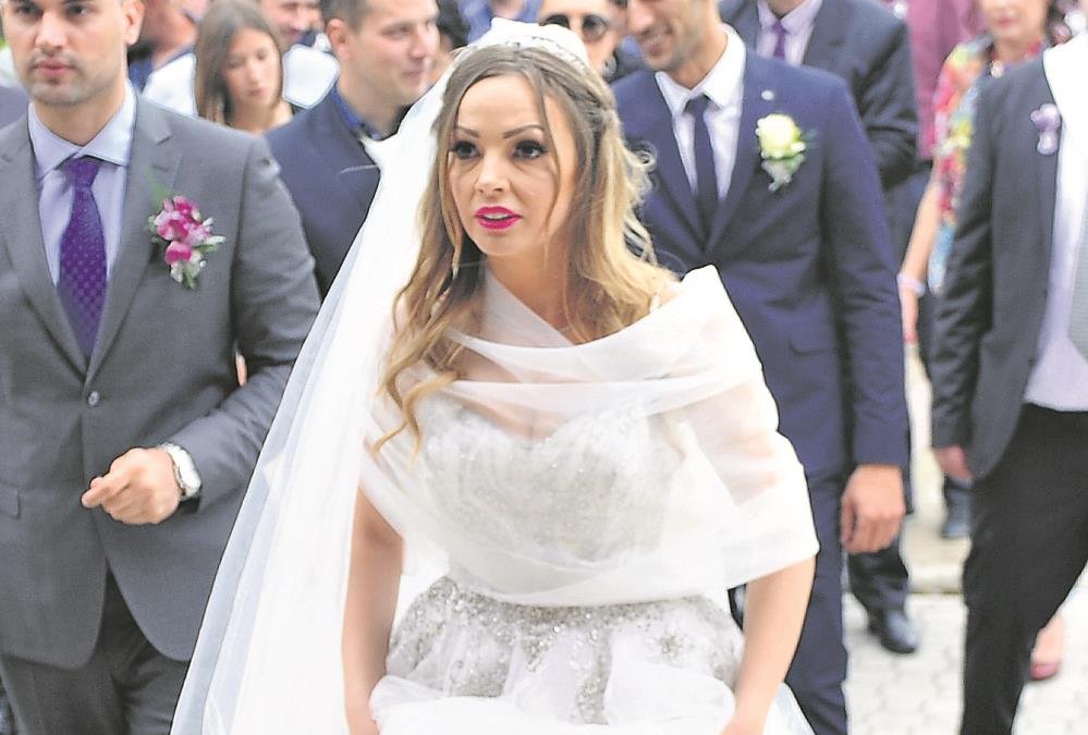 DVA PUTA SE UDAVALA I RAZVODILA OD ISTOG ČOVEKA: Pevačica se posle drugog razvoda zahvaljivala Bogu što je kraj: Pukla sam sa živcima...