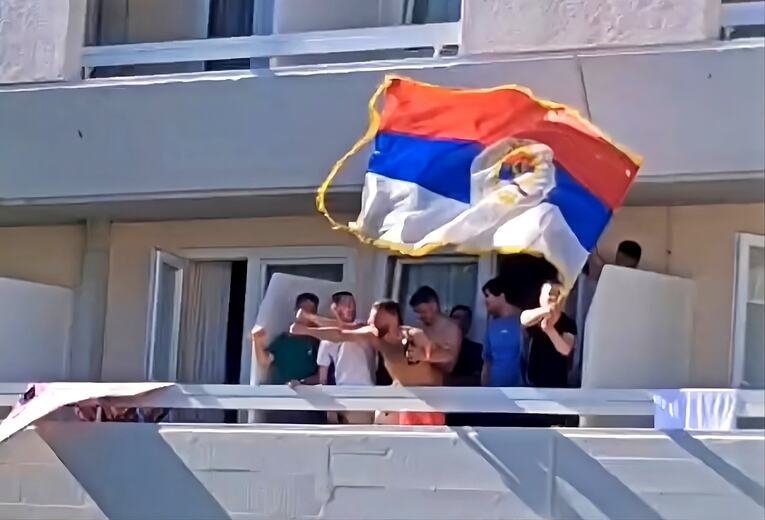 OBJAVLJEN SNIMAK INCIDENTA U HRVATSKOJ: Mladić (23) mahao zastavom Republike Srpske i sa drugovima pevao pesmu Baje Malog Knindže! Evo šta mu se desilo (VIDEO)
