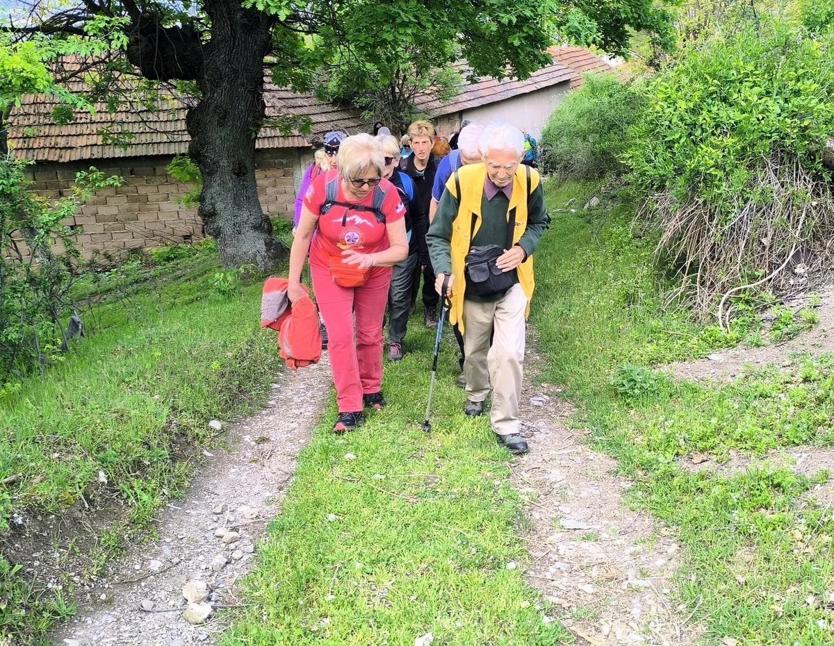 Aktivan već 76 godina: Najstariji niški planinar organizovao "Pohod u božur"